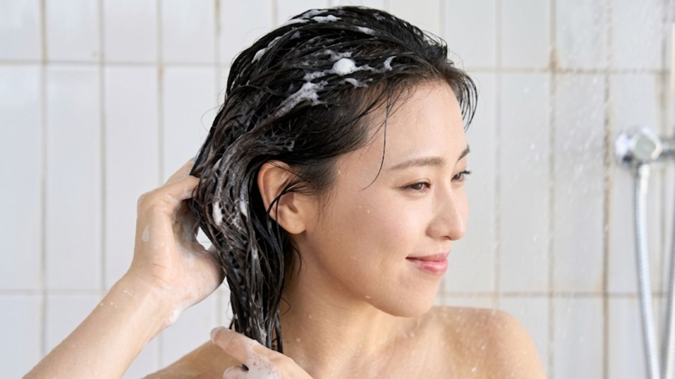 Gội đầu thật kỹ sau khi ủ tóc bằng bơ