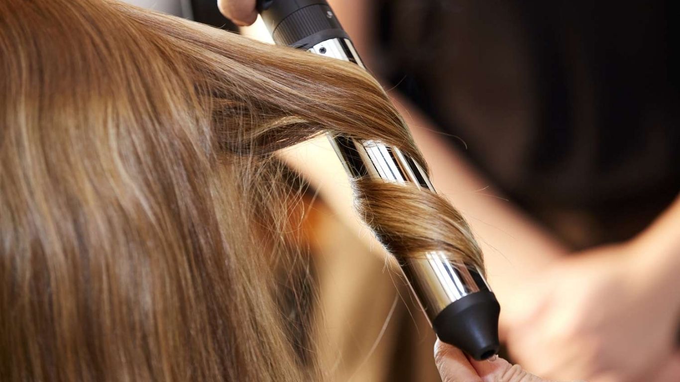 Sấy tóc ở nhiệt độ thấp để hạn chế hư tổn