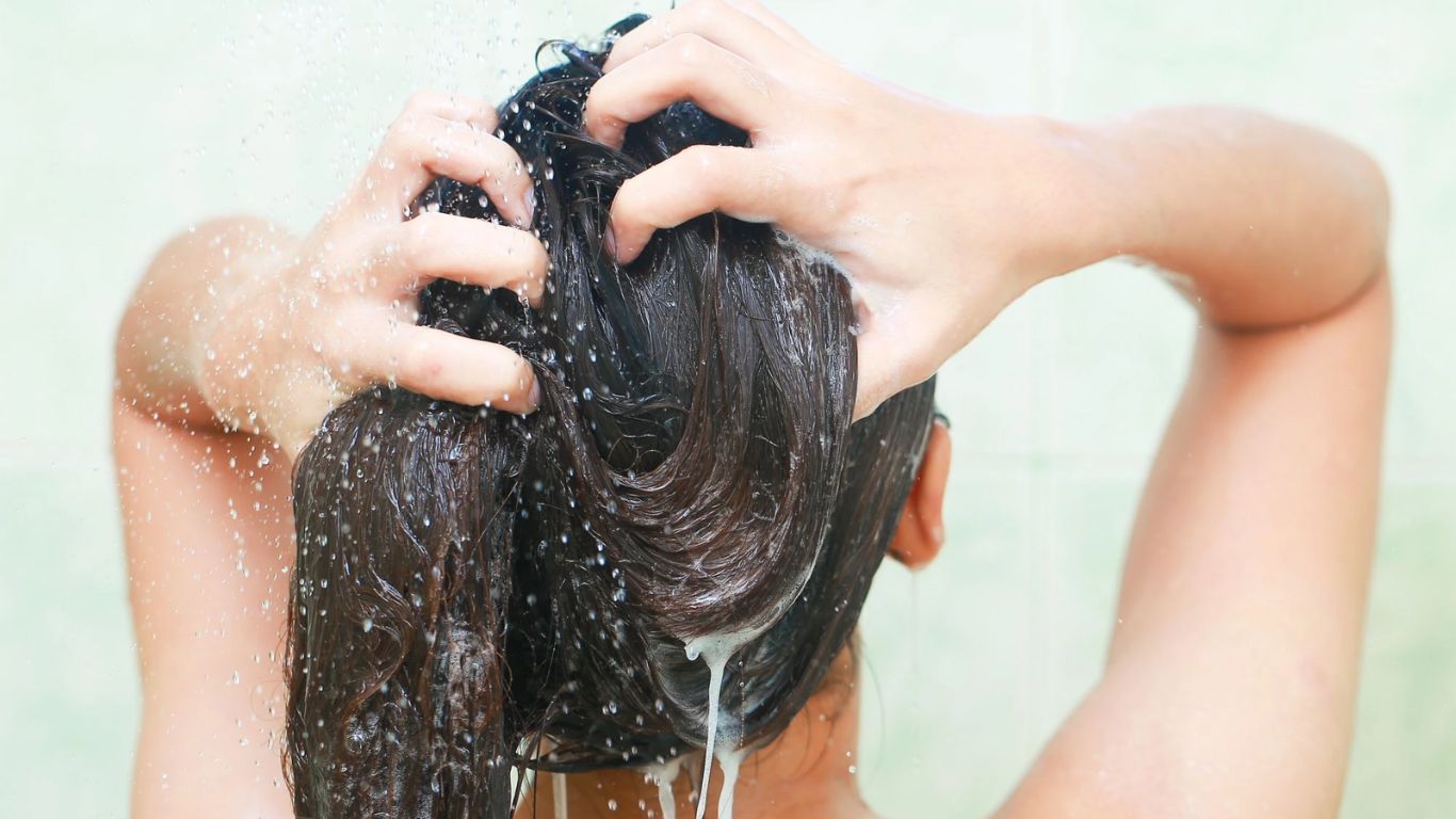 Chỉ nên gội đầu 2-3 lần mỗi tuần để duy trì độ ẩm tự nhiên cho tóc 