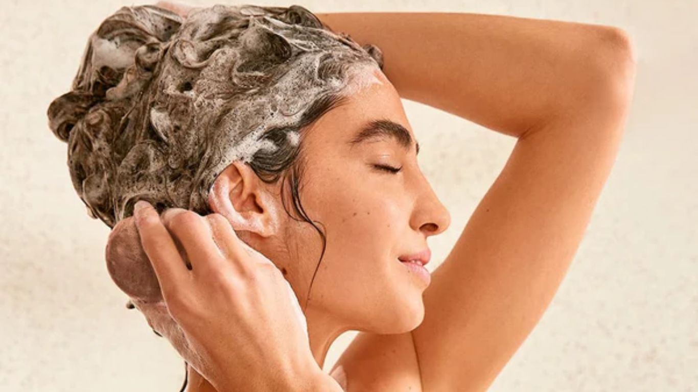 Chăm sóc tóc tẩy bằng cách gội đầu đúng cách để giảm khô xơ và gãy rụng