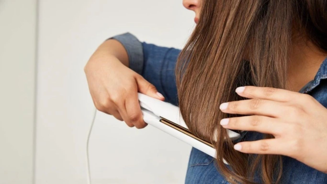 Hạn chế dùng nhiệt khi chăm sóc tóc tẩy để giảm khô xơ và gãy rụng