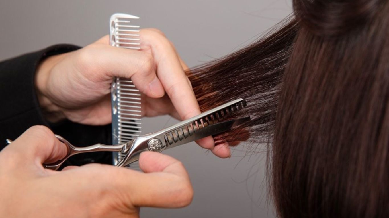 Cắt tỉa tóc tẩy định kỳ giúp giảm chẻ ngọn và ngăn tóc hư tổn lan rộng