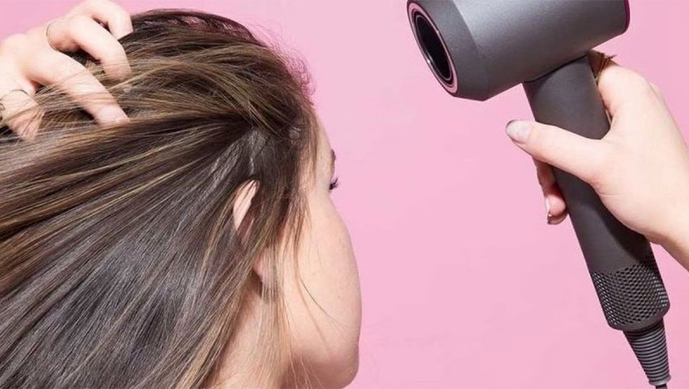 Khắc phục mái tóc bò liếm bằng cách sấy tóc