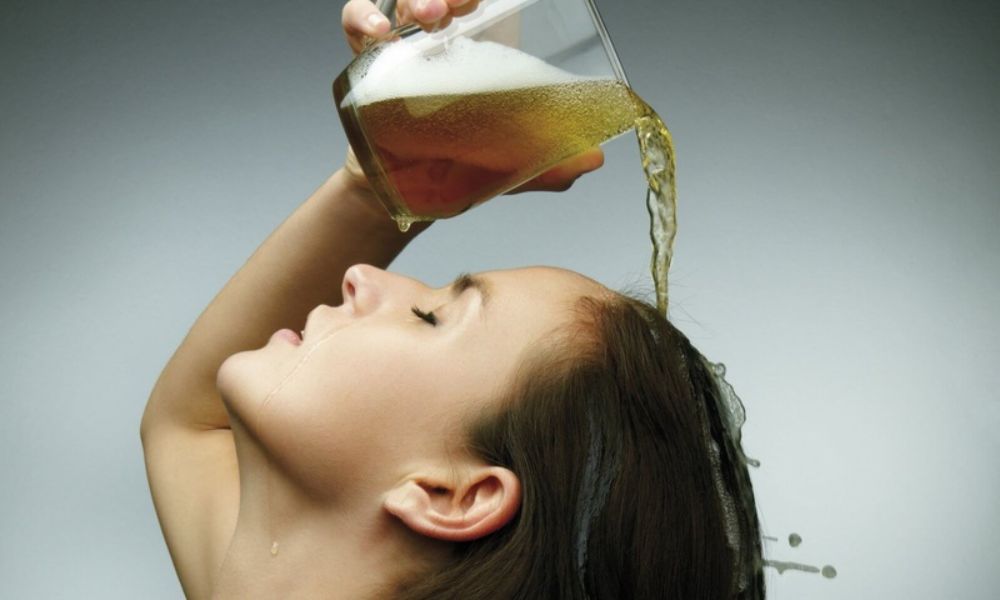 Cách phục hồi tóc khô xơ bằng bia