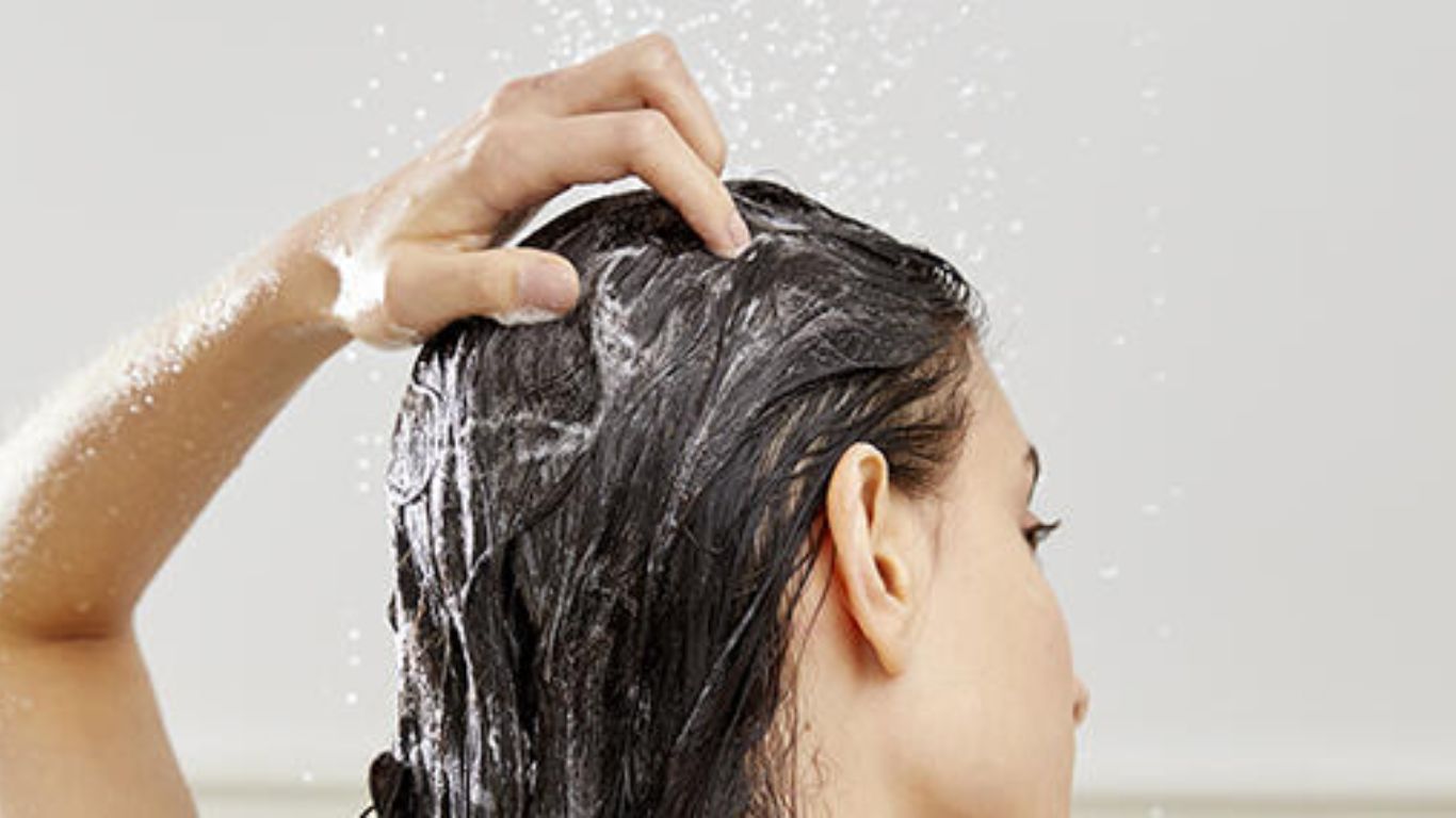 Xả sạch dầu gội và dầu xả với nước là một trong những cách phục hồi tóc khô xơ hiệu quả 