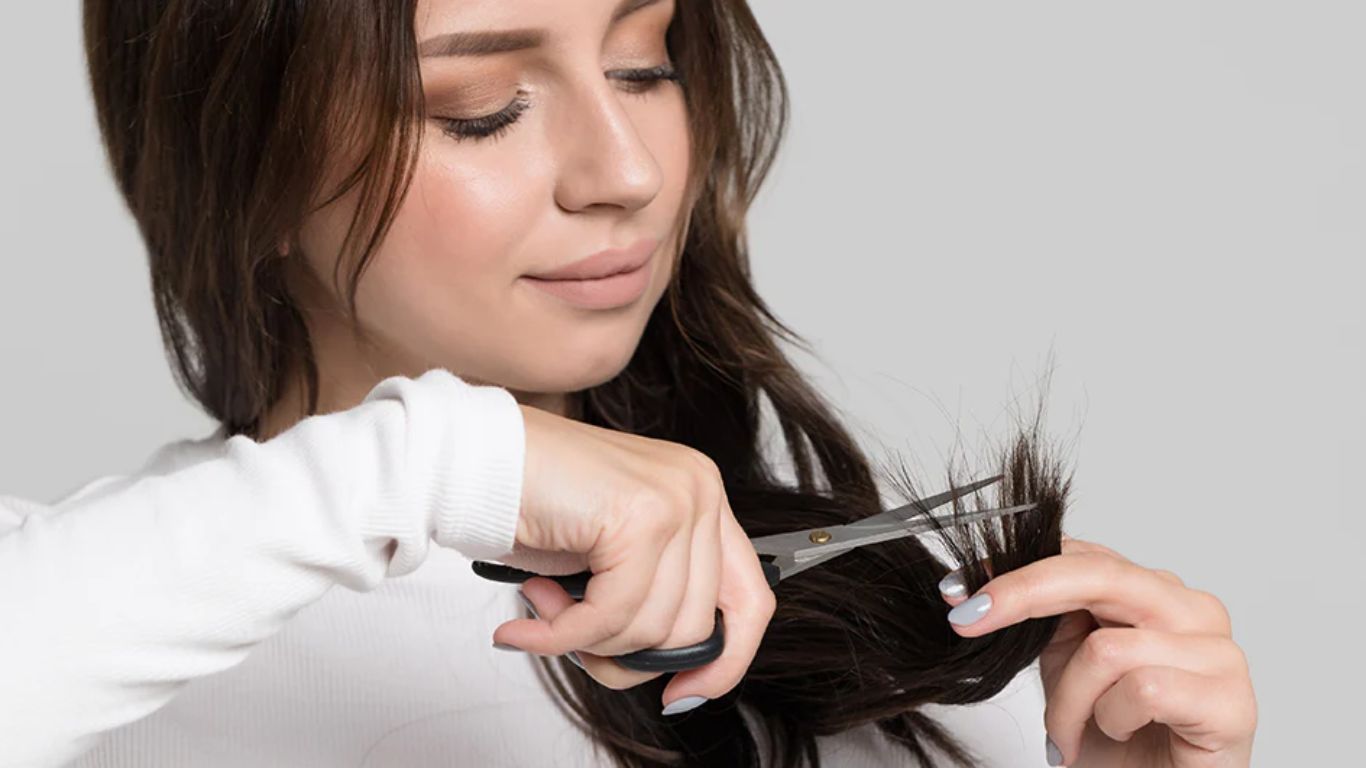 Cắt tỉa tóc định kỳ giúp tóc phát triển khoẻ mạnh hơn 