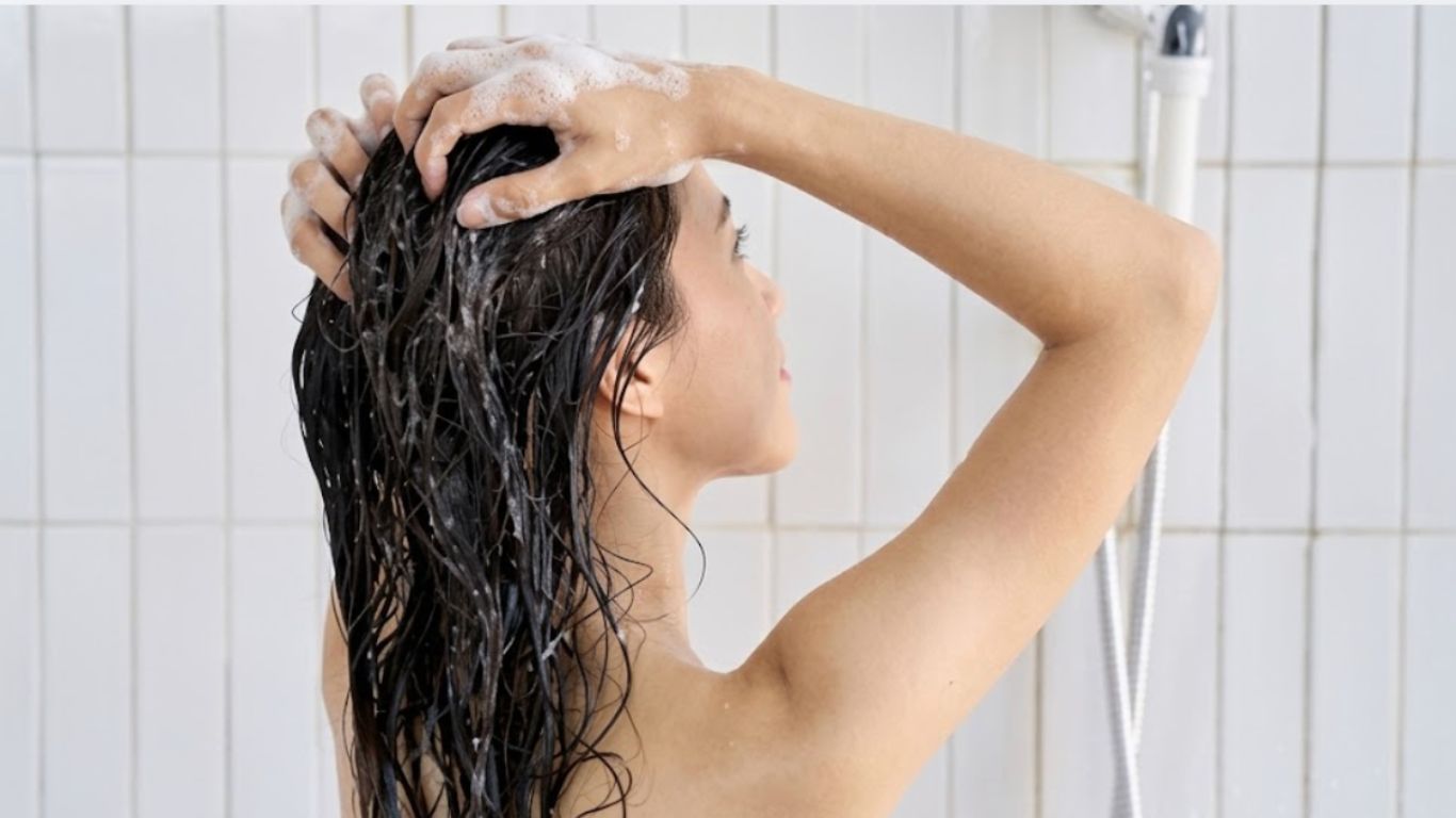 Không gội đầu thường xuyên là một trong những cách phục hồi tóc khô xơ tại nhà hiệu quả