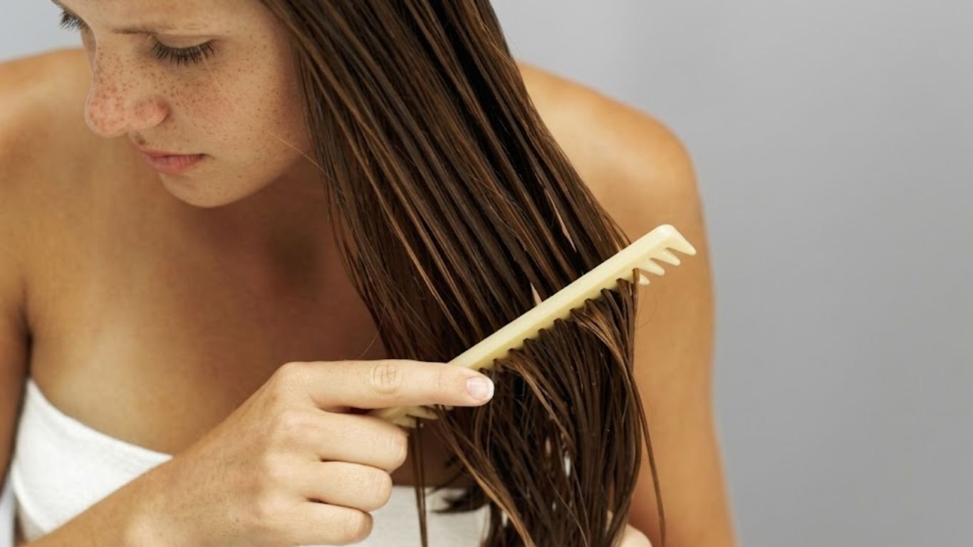 Tóc bị bông xù do thói quen chăm sóc hằng ngày 