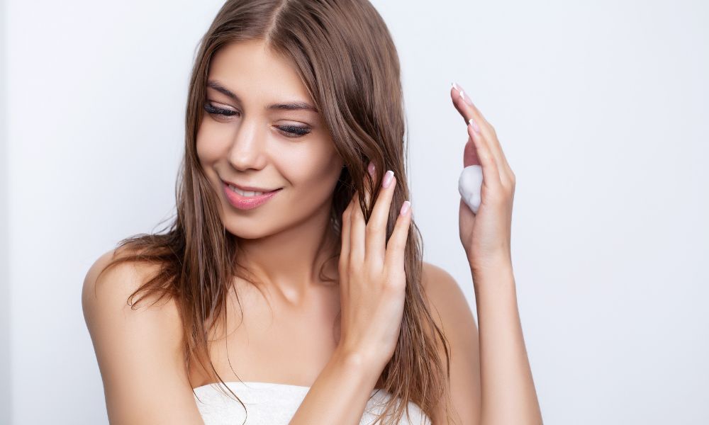 Sử dụng các nguyên liệu thiên nhiên ủ tóc giúp tóc chắc khỏe