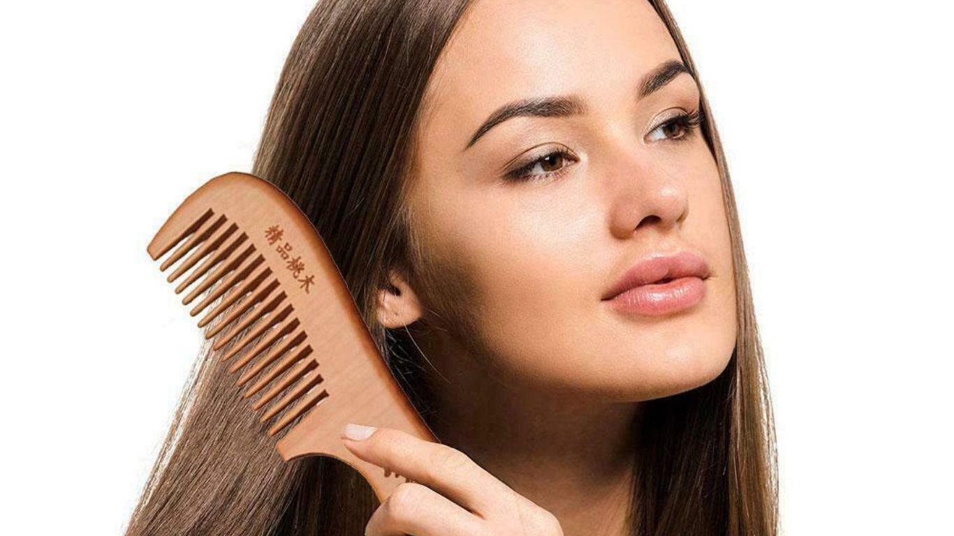 Chải tóc và gỡ rối trước khi gội là một trong những bước chăm sóc tóc giúp hạn chế gãy rụng và giúp tóc sạch hơn sau khi gội