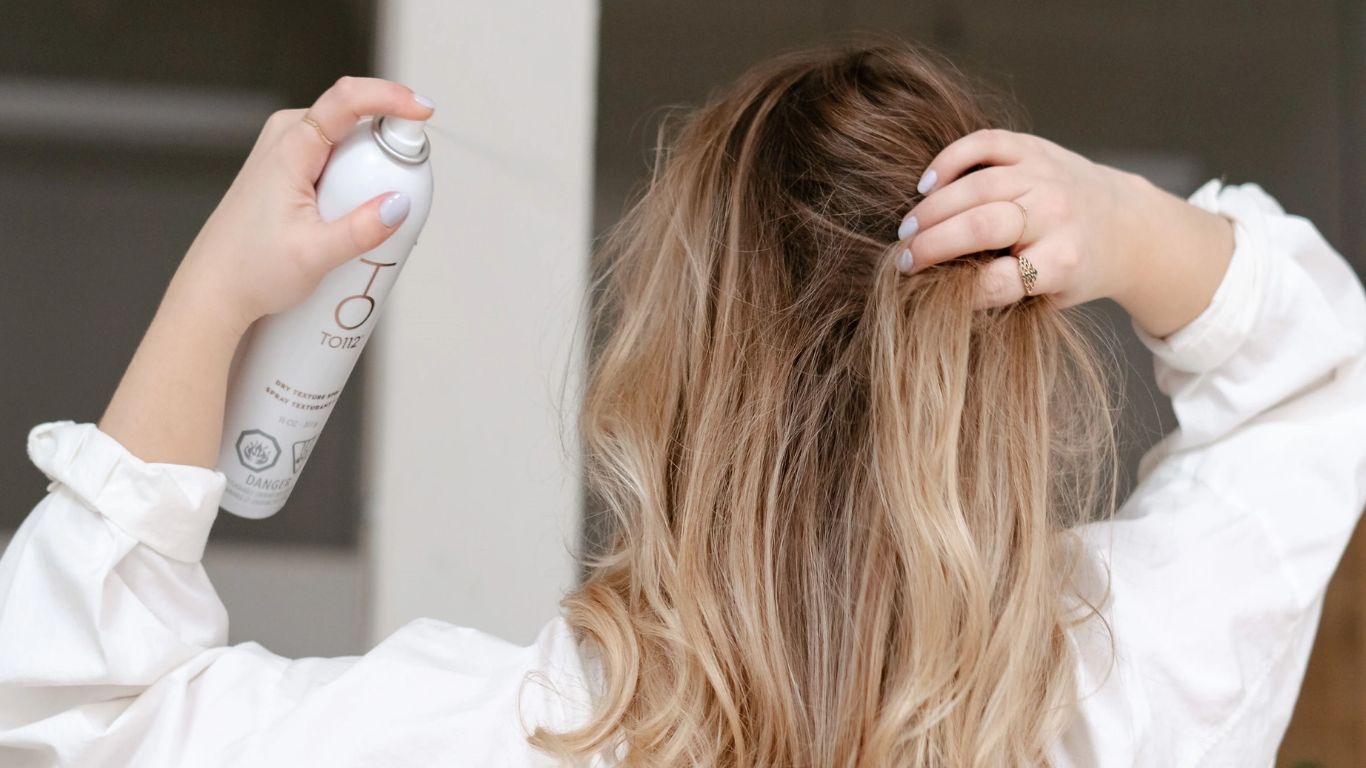Bảo vệ tóc khỏi nhiệt và tác động từ môi trường là một trong các bước chăm sóc tóc giúp duy trì mái tóc khỏe đẹp