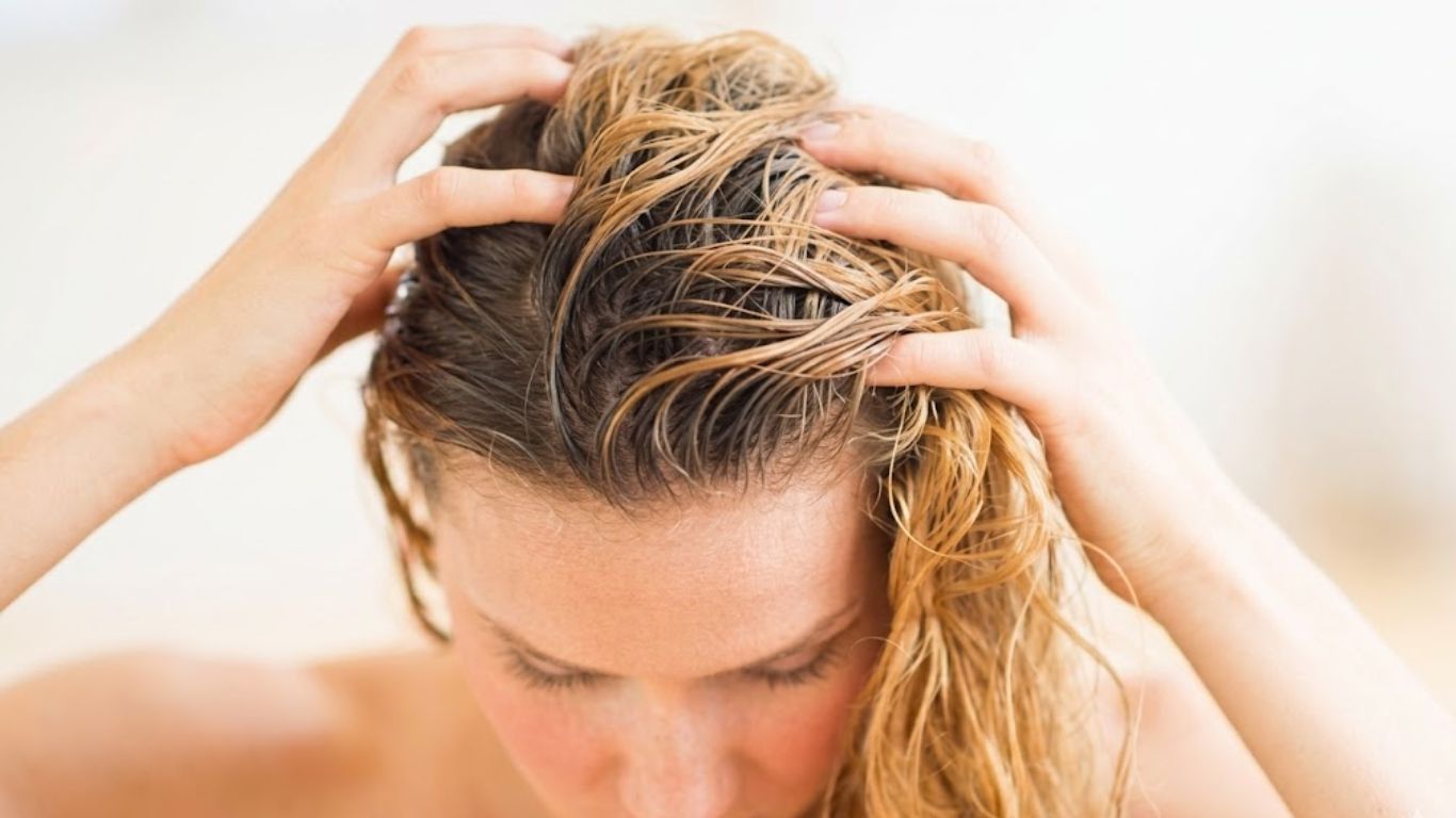 Massage để tóc hấp thụ tối đa dưỡng chất từ mặt nạ ủ  