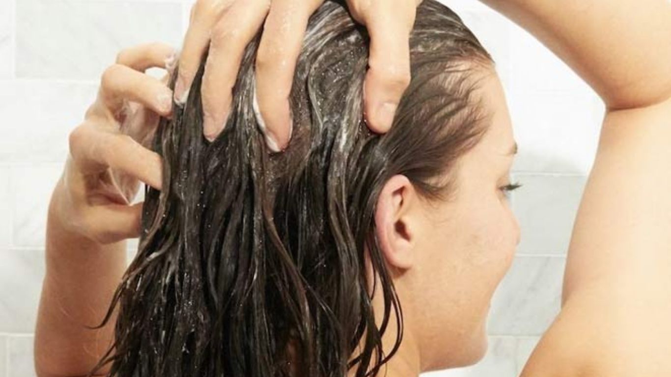 Hướng dẫn cách hấp tóc tại nhà bằng dầu xả