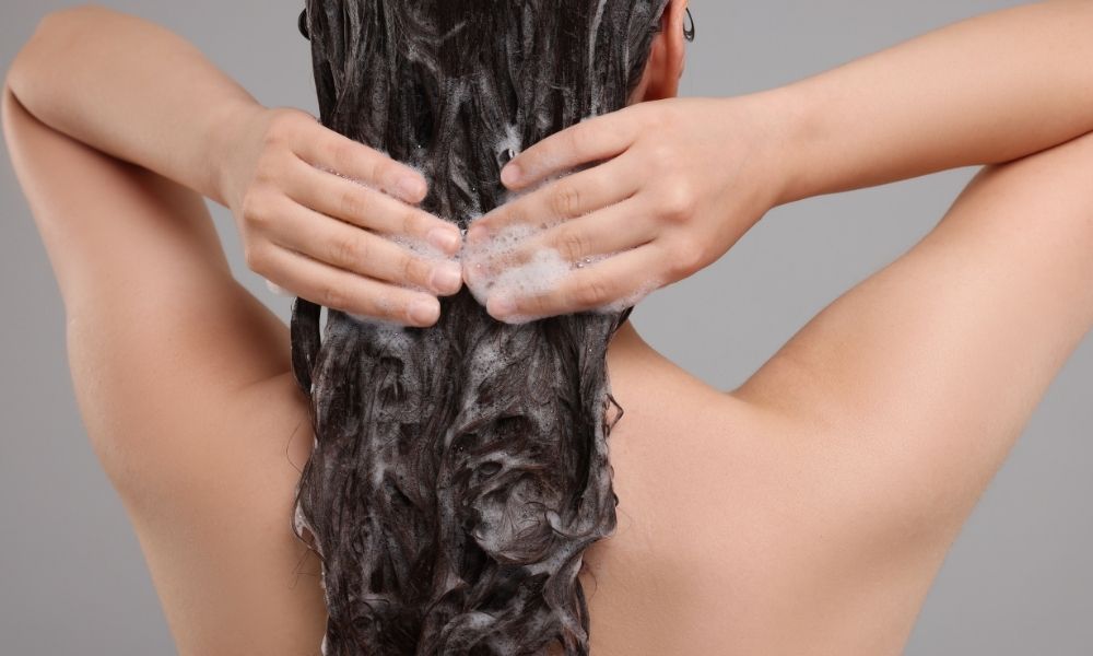 Tránh gội đầu ngay sau khi uốn để giữ nếp tóc uốn lâu hơn