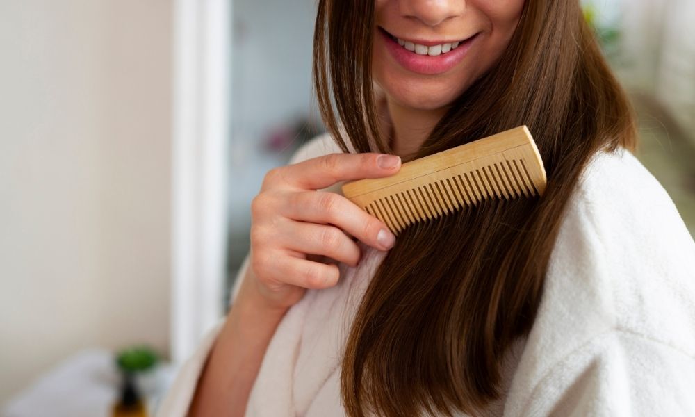 Chải tóc bằng lược răng thưa giúp gỡ rối tóc trước khi gội.