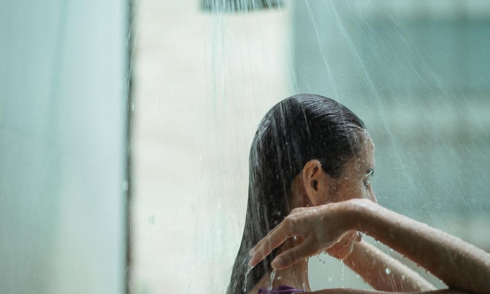 Gội đầu bằng nước ấm hoặc mát giúp tóc duỗi giữ nếp lâu, khó bung hơn