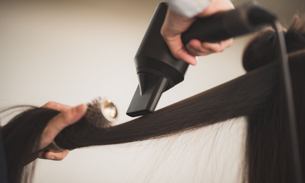 Nên dùng đầu sấy hẹp để định hướng luồng gió chính xác, nâng cao hiệu quả làm phồng tóc