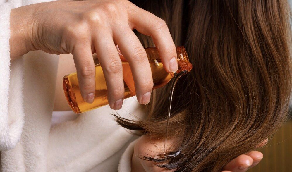 Sử dụng dầu dưỡng giúp chăm sóc tóc nhuộm mềm mại, óng ả