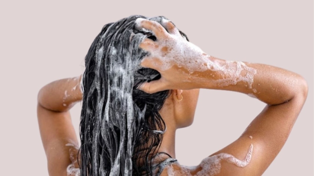 Chăm sóc tóc uốn bằng cách lựa chọn loại dầu gội, dầu xả phù hợp