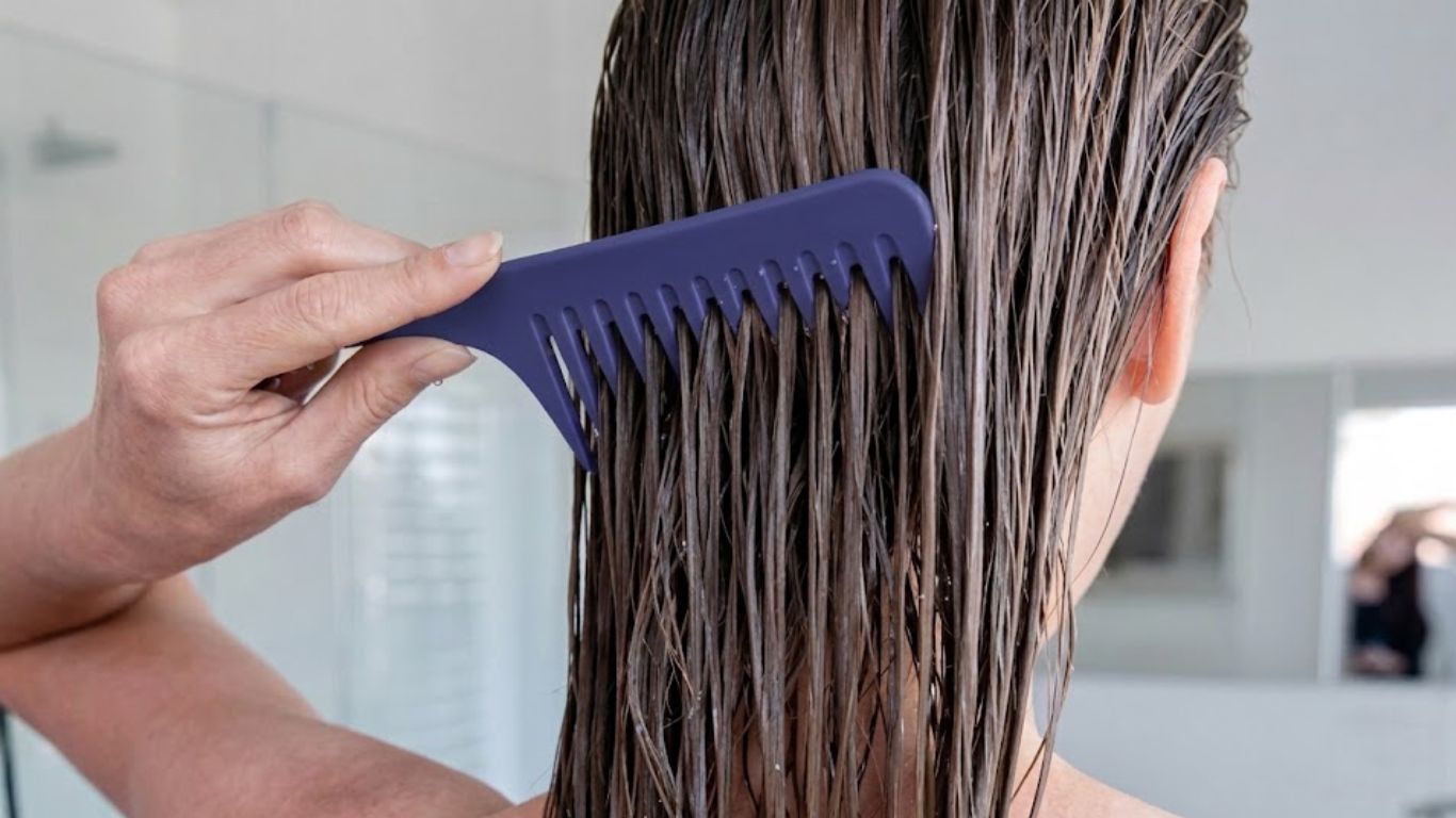 Tóc vểnh do thói quen chải tóc khi còn ướt 