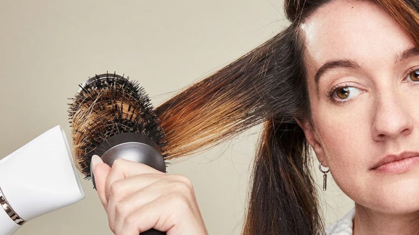Xử lý tóc bị vểnh bằng cách sử dụng lược tròn 