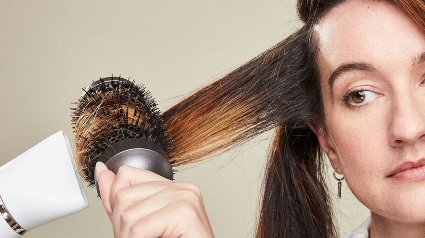 Làm tóc xoăn bằng máy sấy kết hợp lược tròn giúp tóc bồng bềnh và vào nếp tự nhiên