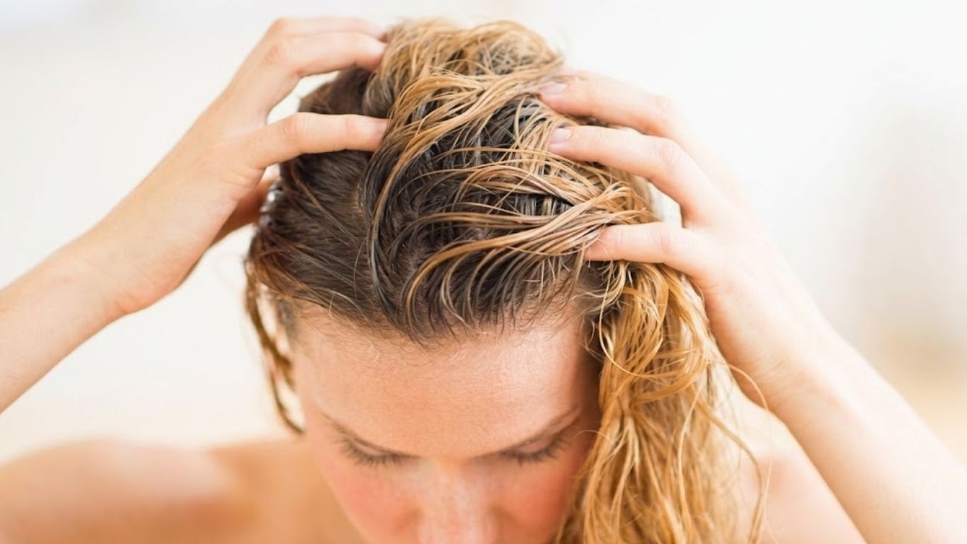Tạo kiểu tóc xoăn tại nhà khi tóc còn hơi ẩm để giữ nếp tự nhiên lâu hơn