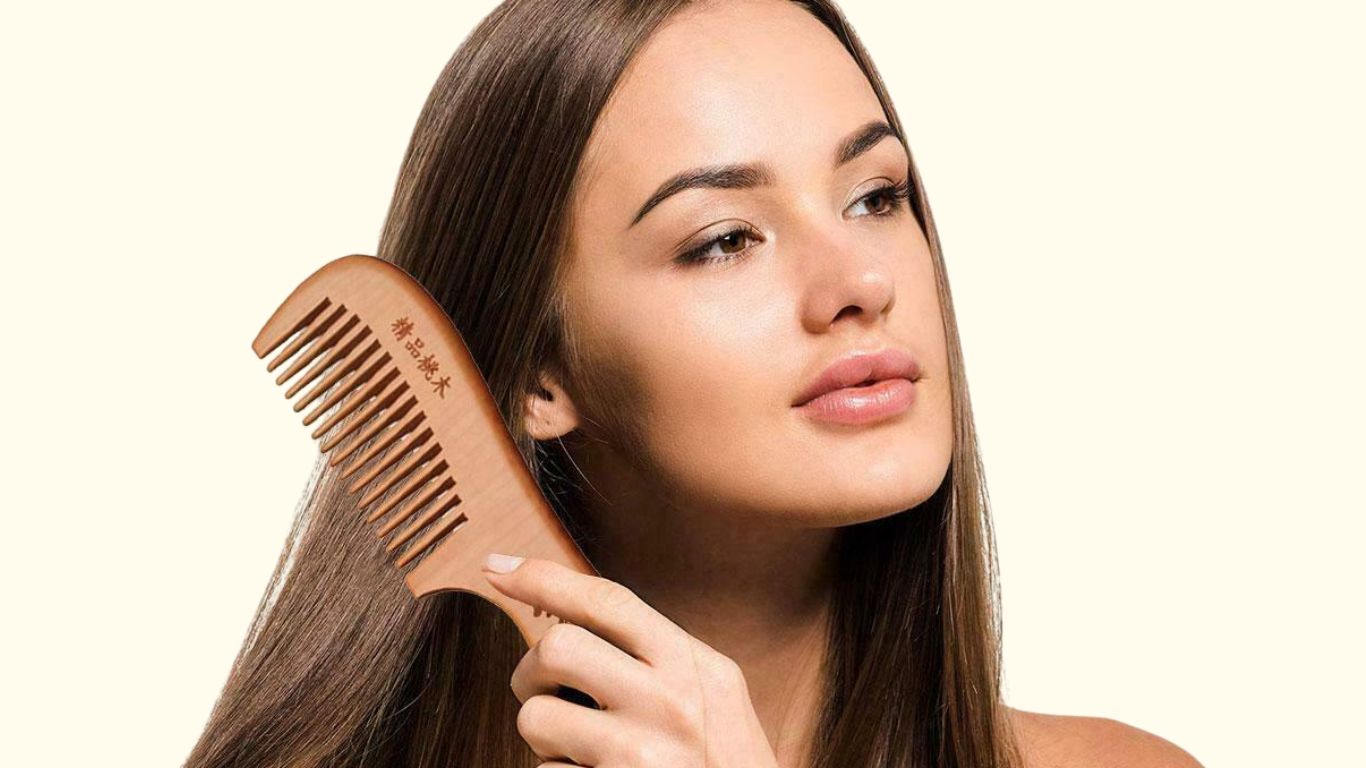 Giữ nếp tóc uốn bằng cách sử dụng lược răng thưa để chải tóc 