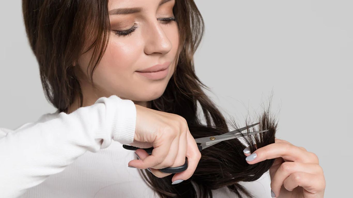 Sử dụng kẹp càng cua để cố định tóc nhẹ nhàng để giữ nếp tóc uốn