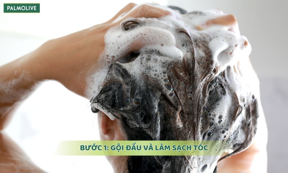 Đầu tiên nên gội đầu với dầu gội để làm sạch bụi bẩn trên tóc