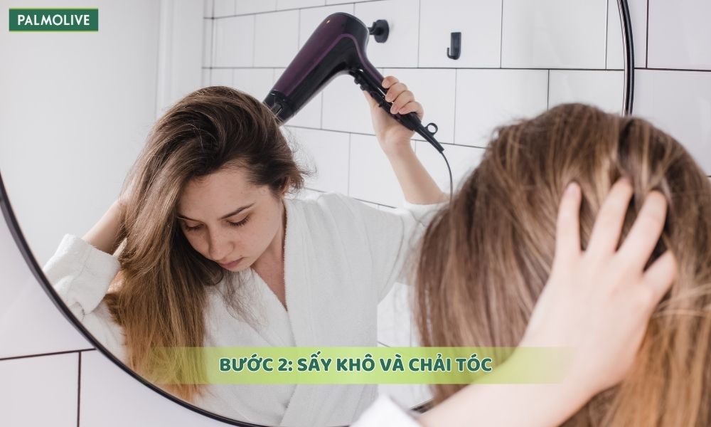 Sấy tóc khô khoảng 80-90% và dùng lược răng thưa để chải tóc