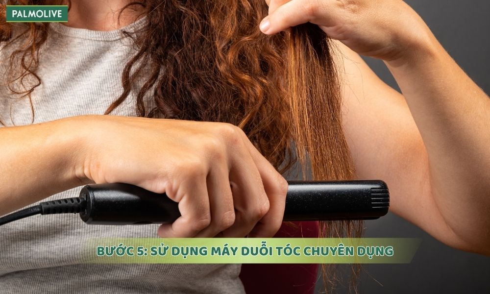 Chia tóc thành từng phần và duỗi ở nhiệt độ phù hợp với tình trạng tóc