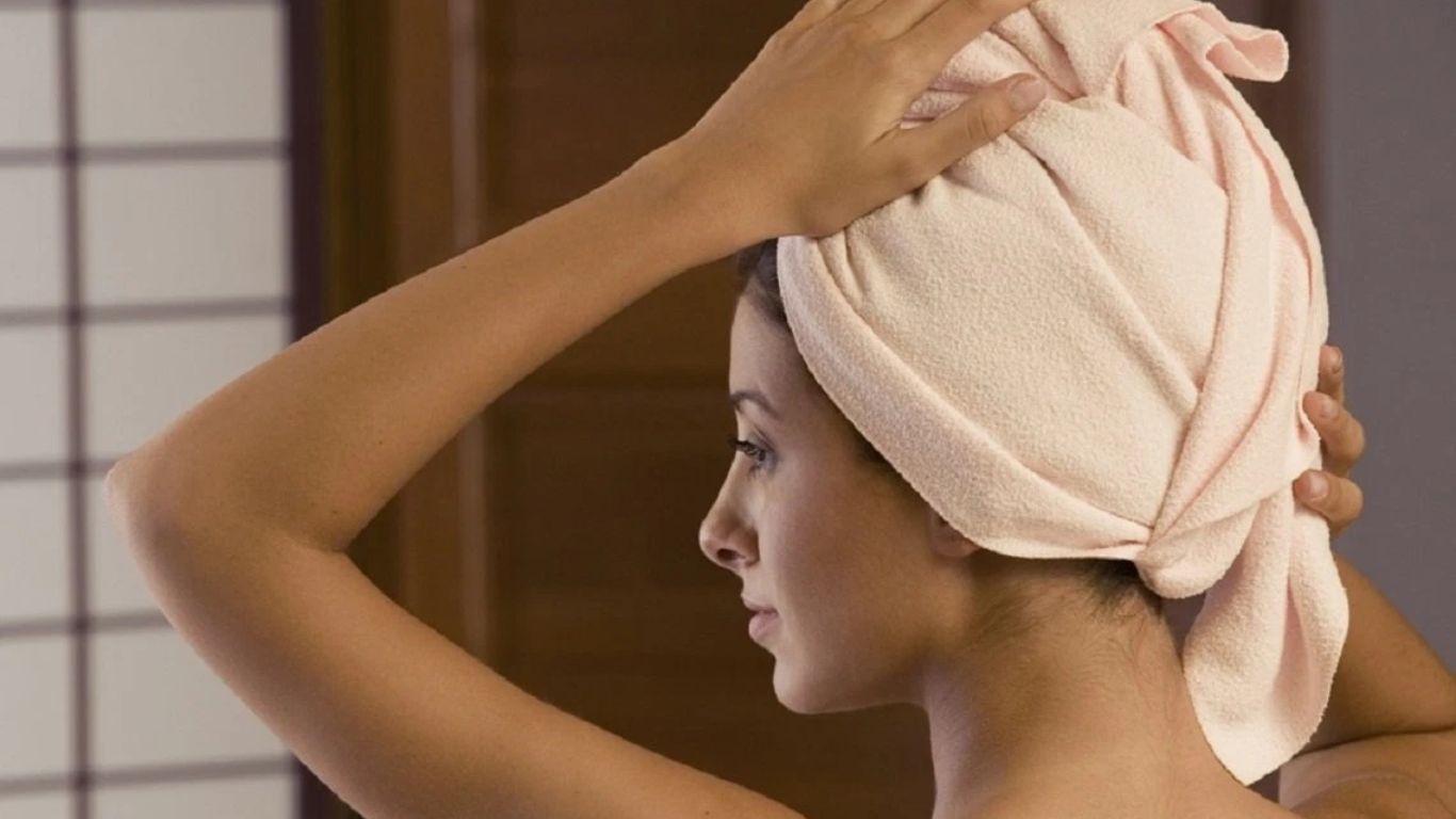 Cách dùng kem ủ tóc bằng cách dùng khăn quấn để kem ủ bám đều trên tóc 