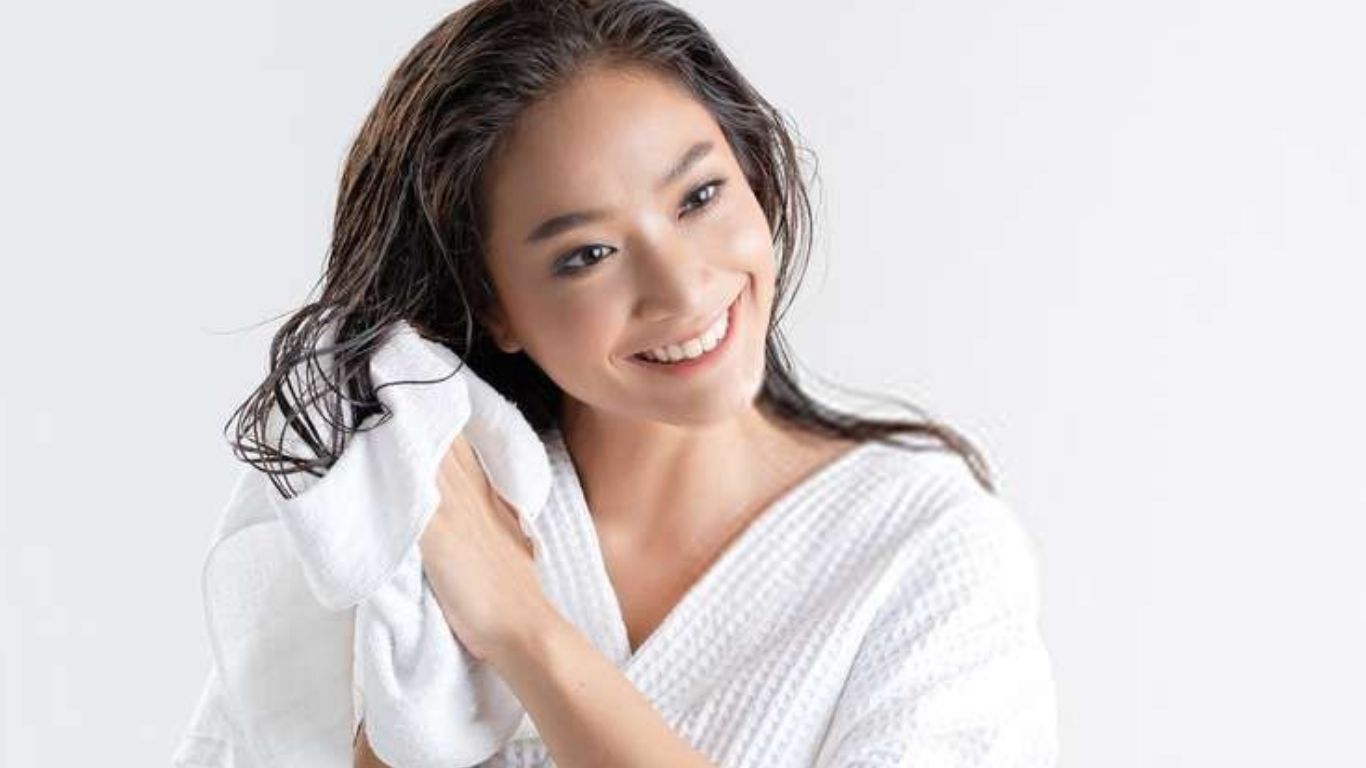 Làm khô tóc nhẹ nhàng giúp hạn chế hư tổn và duy trì độ mềm mượt sau khi ủ tóc