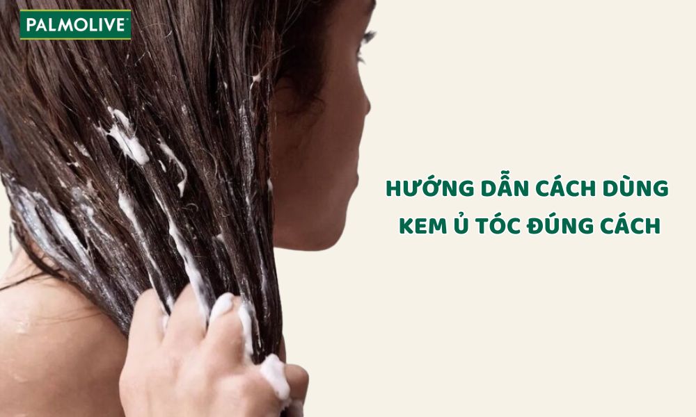Cô gái mặc áo choàng tắm trắng đang sấy tóc đúng cách bằng máy sấy tóc màu đen. Phía trên có logo Palmolive và dòng chữ "Mẹo sấy tóc đúng cách giúp tóc luôn bồng bềnh, suôn mượt".