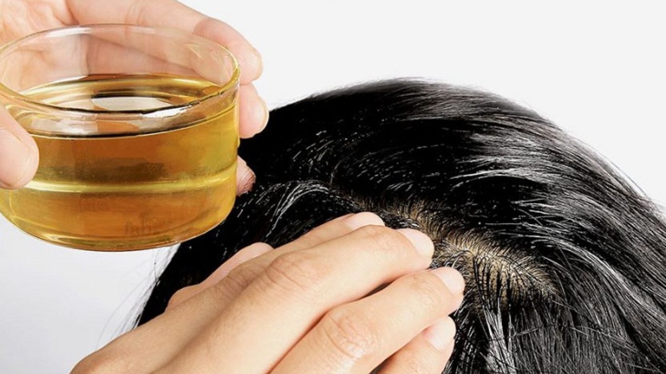Cách dùng dầu dưỡng tóc để ủ tóc
