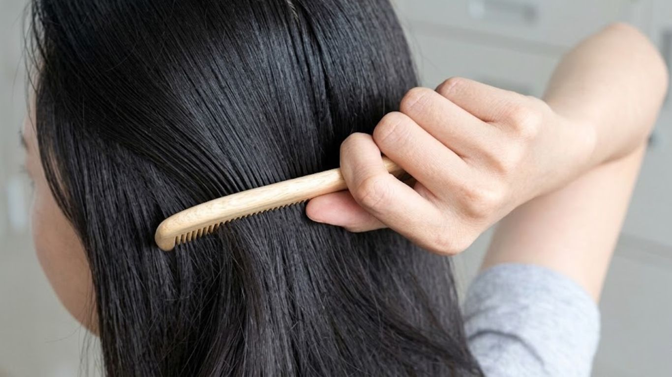 Cách gội đầu sạch gàu bằng cách chải tóc trước khi gội