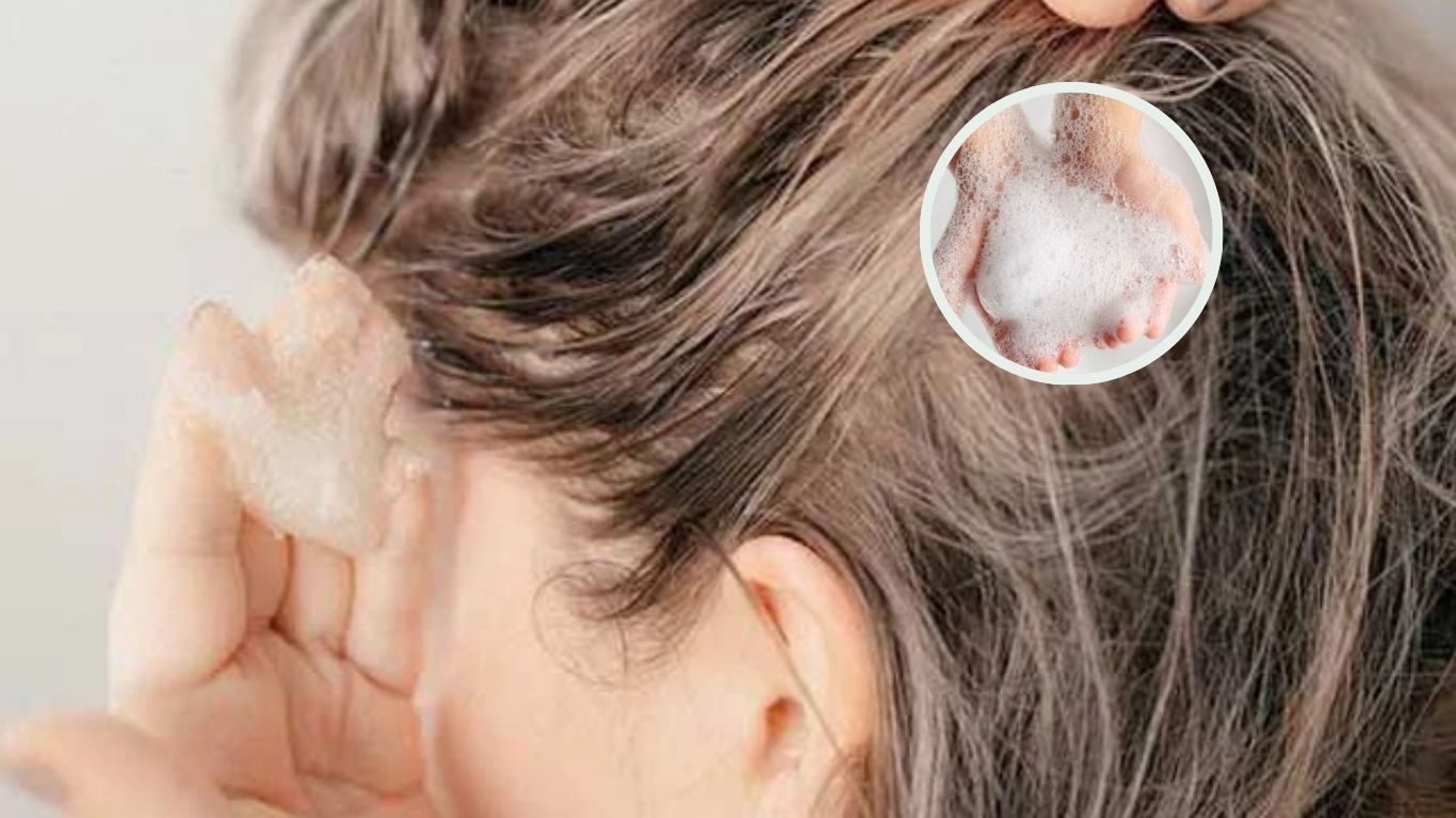 Cách gội đầu sạch gàu bằng cách tạo bọt trước khi gội 