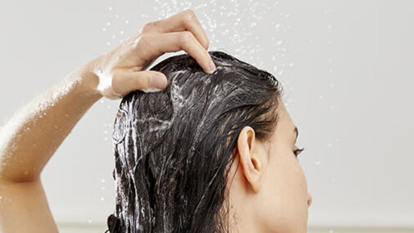 Cách gội đầu sạch gàu bằng cách xả sạch tóc 