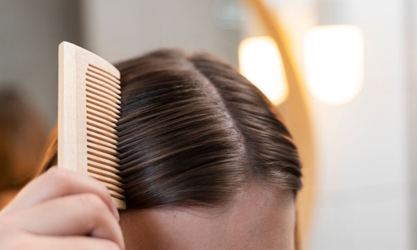 Chải tóc hằng ngày giúp phân bổ đều lượng dầu trên da đầu