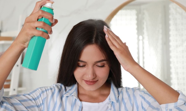 Dầu gội khô có khả năng hút dầu thừa, giúp tóc trở nên mềm mượt