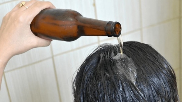 Cách gội đầu lâu bết bằng bia 