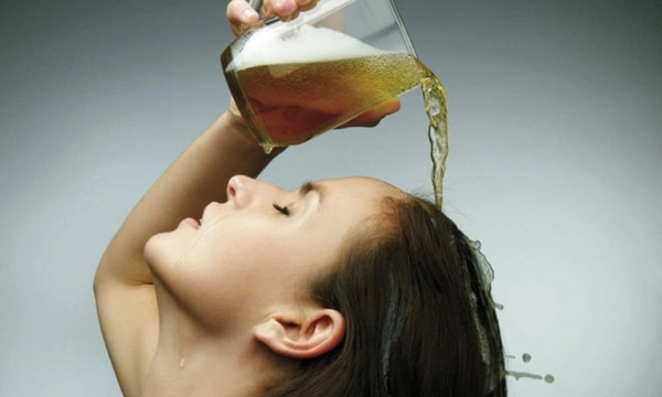 Gội đầu bằng bia giúp làm sạch tóc và giảm dầu thừa
