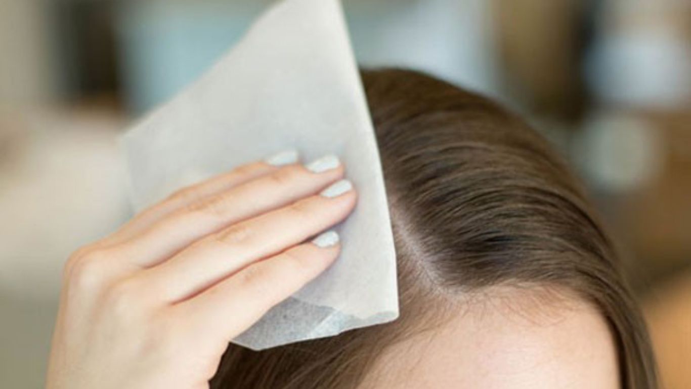 Dùng giấy thấm dầu để khắc phục tình trạng bết tóc