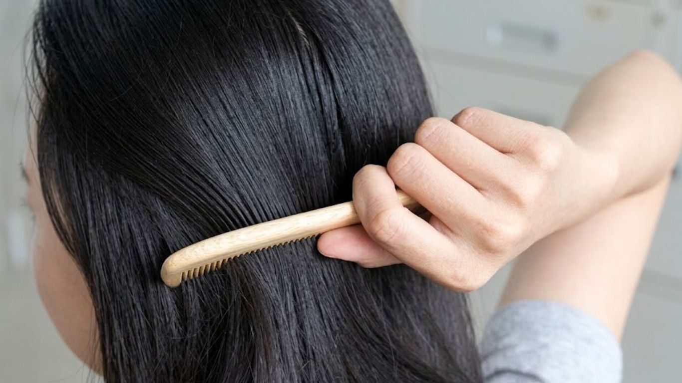 Gỡ rối tóc và giảm gãy rụng trong quá trình gội bằng cách chải tóc 