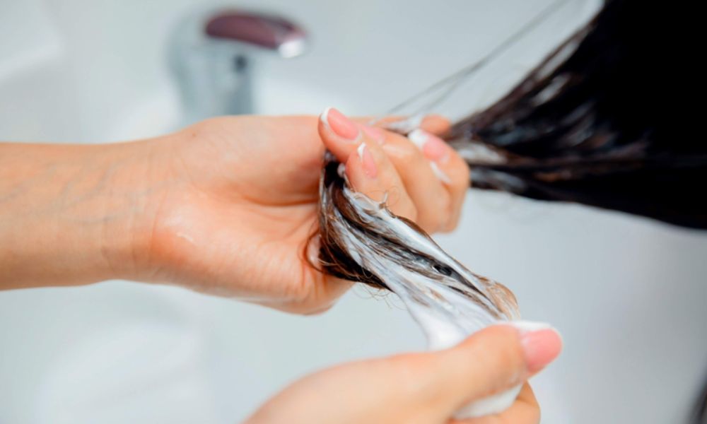 Sử dụng dầu xả đúng cách giúp tóc suôn mượt