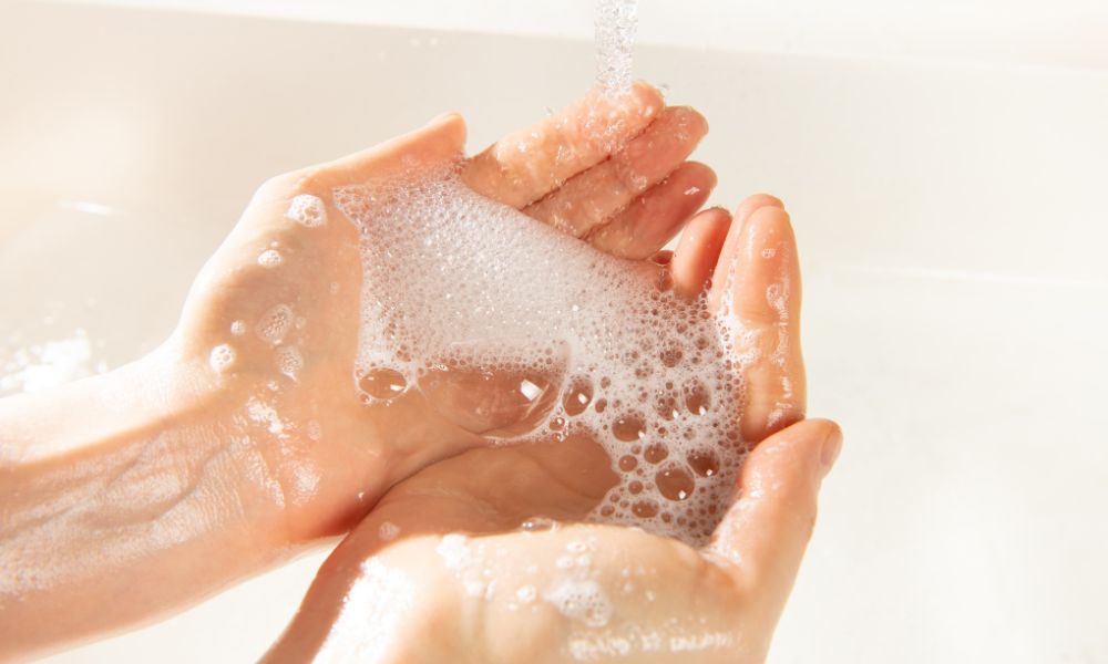 Nên tạo bọt bằng dầu gội trên tay trước khi thoa lên tóc