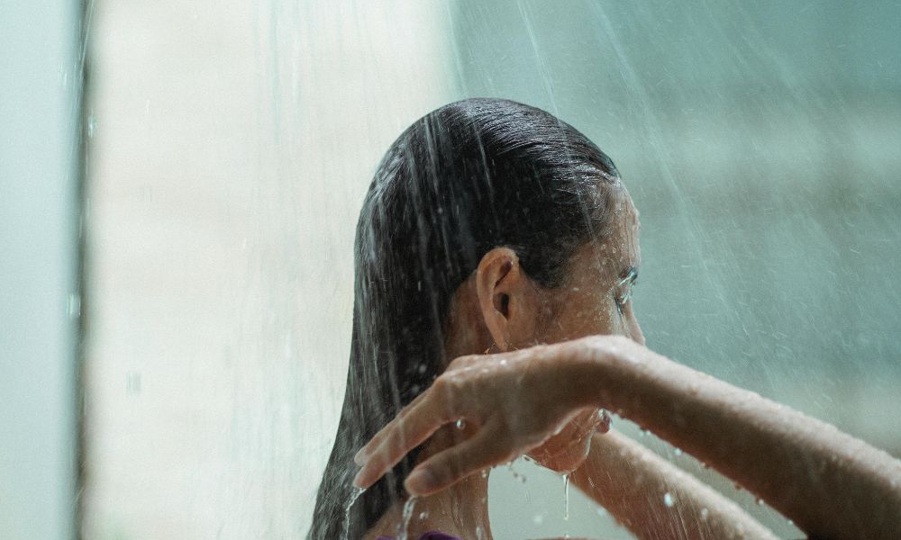 Nên xả tóc lại bằng nước lạnh để loại bỏ dầu gội còn sót lại