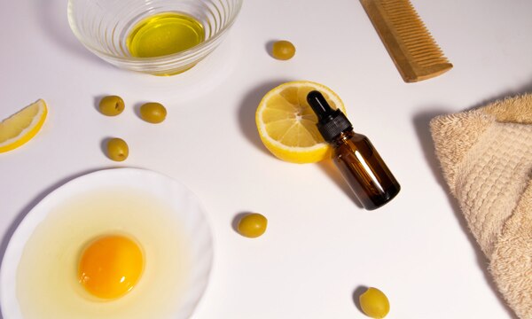 làm dầu gội bằng dùng dầu oliu, trứng gà và chanh 