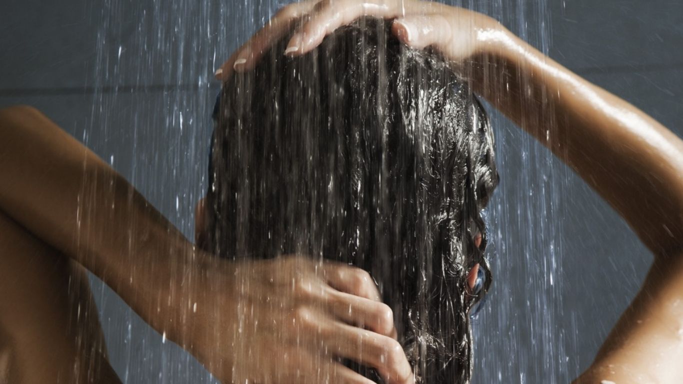 Duy trì độ ẩm cho tóc bằng cách gội đầu bằng nước mát